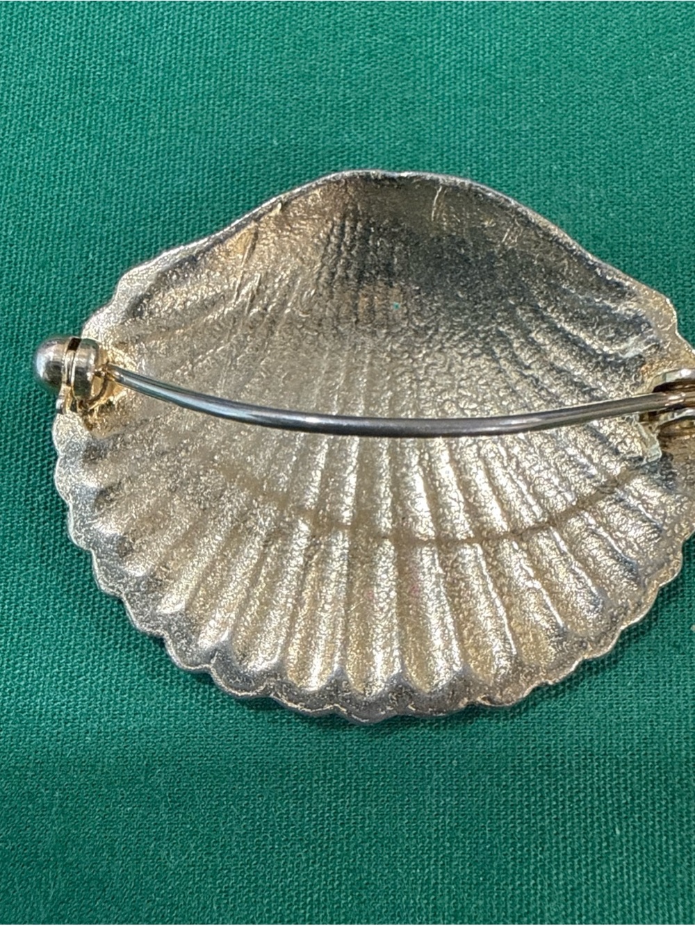 Gold Tone Ribbed Shell Pin. 124B - Picture 2 of 4